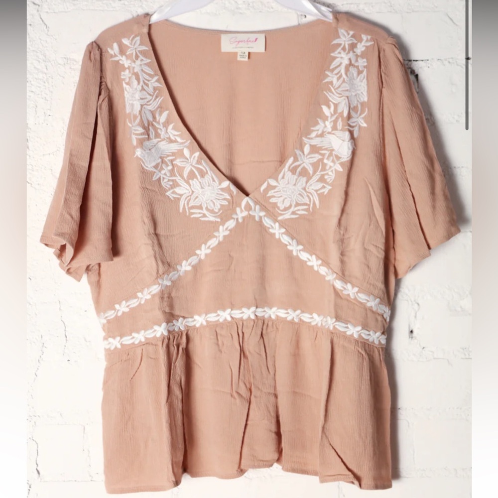 SUGAR FOX Women’s Boutique Brand Plus Tan Embroidered Blouse Size 1XL Runs Small